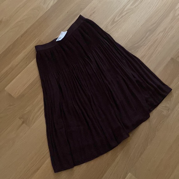 NWT H&M Pleated Burgundy Skirt - Picture 2 of 4